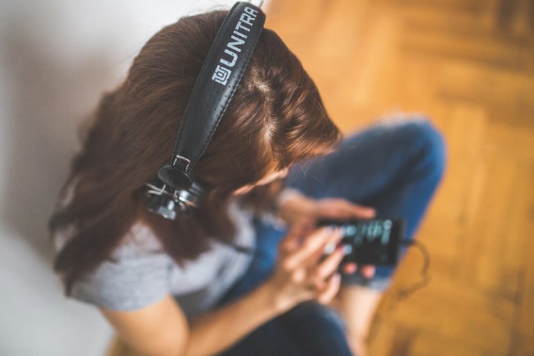 English-Learning-listening-to-podcasts-Aprender-ingles